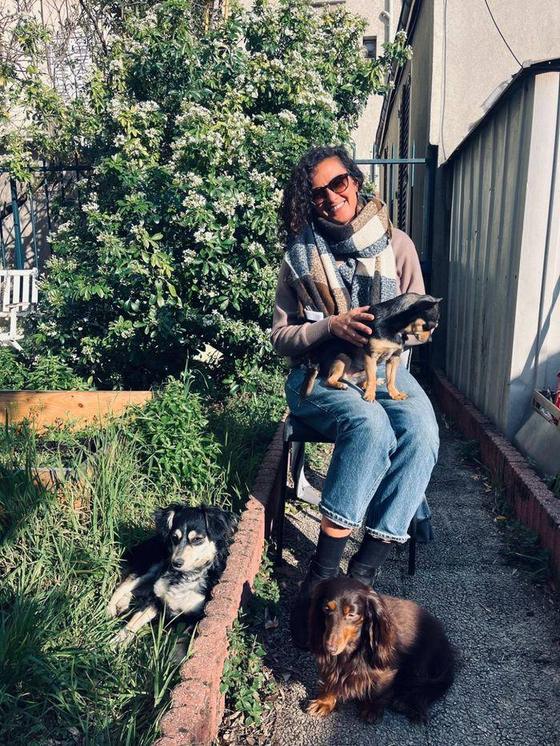 Myriam en balade avec deux chiens le long d'une haie